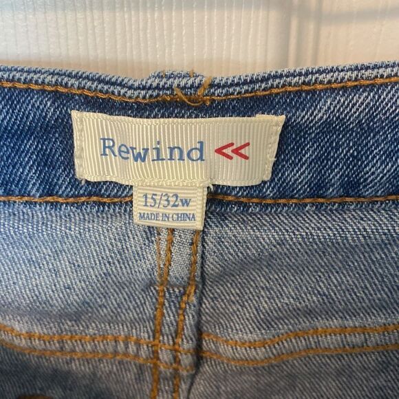 NWT- rewind high rise, medium wash- distressed Jean shorts- size 15/32W - Picture 8 of 13